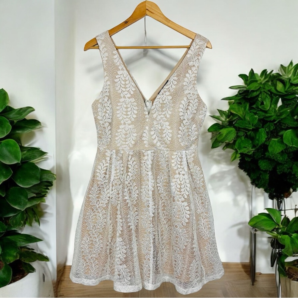 Lulus All of My Heart White Lace Overlay V Neck Sleeveless Mini Skater Dress M